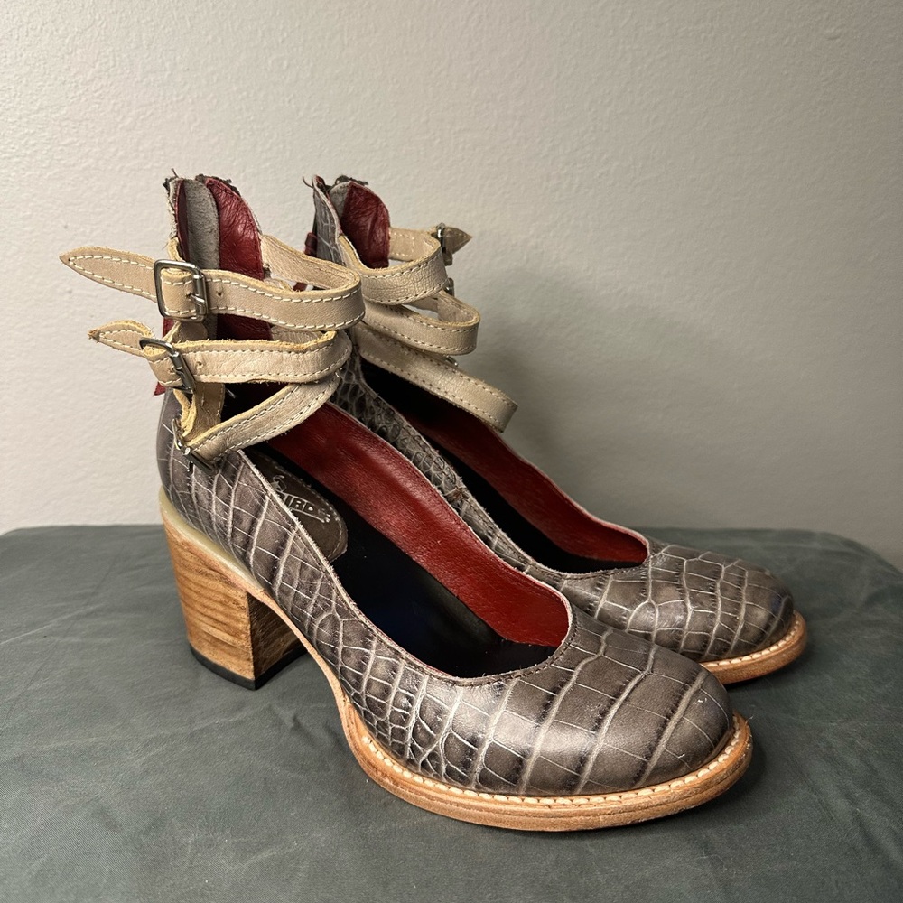 Freebird Randi croc-embossed heel with ankle straps sz 7